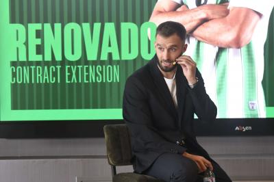 Pezzella, en el acto de su renovación (Foto: Kiko Hurtado).