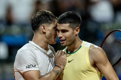 Carlos Alcaraz y el argentino Carabelli después del partido en el Argentina Open.