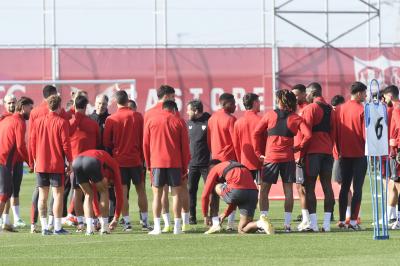 Quique Sánchez Flores con sus jugadores (foto: Kiko Hurtado).
