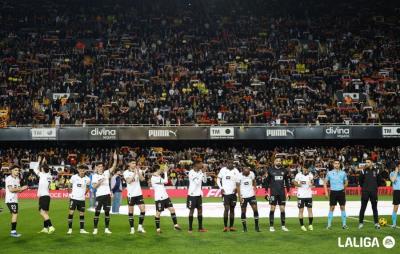 La afición del Valencia CF, ante el Sevilla FC (Foto: LALIGA).