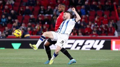 Javi Galán pugna con Larin en el Mallorca - Real Sociedad (Foto: LALIGA).