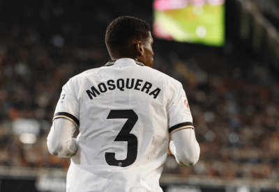 Cristhian Mosquera, ante el Granada CF (Foto: Valencia CF).