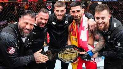 Topuria y su equipo con el cinturón de campeón (@ufc)