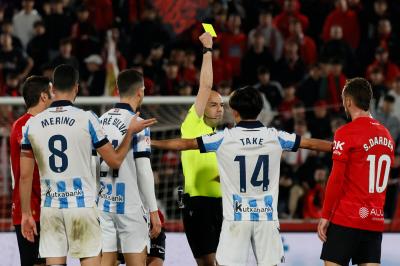 Antonio Raíllo se encara en el Mallorca - Real Sociedad (Foto: EFE).