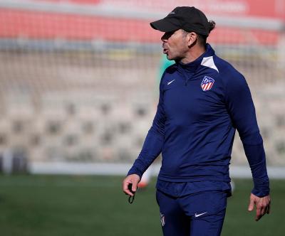 Simeone dando instrucciones en un entrenamiento del Atlético (Foto: EFE).