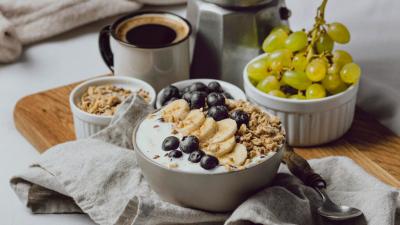 Desayuno a base de frutas, café, cereales y lácteos (Foto: Freepik)