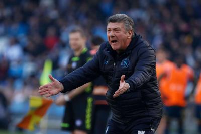 Walter Mazzarri dando instrucciones durante un partido del Nápoles (Foto: Cordon Press).