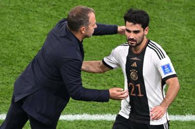 Flick saluda a Gündogan durante un partido de la selección alemana (Foto: Cordon Press).