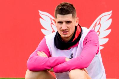 Gesto serio de Oihan Sancet sentado en Lezama (Foto: Athletic Club).
