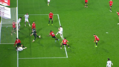 La jugada más polémica del partido entre la Real Sociedad y el Mallorca. (Fuente: @MovistarFutbol