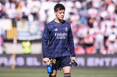Arda Güler, en un calentamiento con el Real Madrid (Foto: Cordon Press).