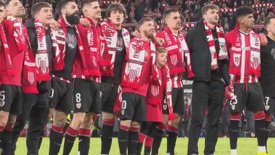 El hijo de Muniain, como uno más entre los jugadores del Athletic