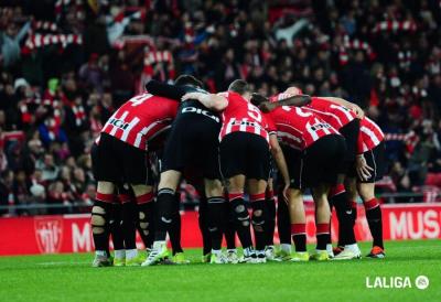 Piña del Athletic Club ante el Barça en San Mamés (Foto: LALIGA).