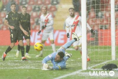 Parada de Conan Ledesma en el Rayo - Cádiz (Foto: LALIGA).