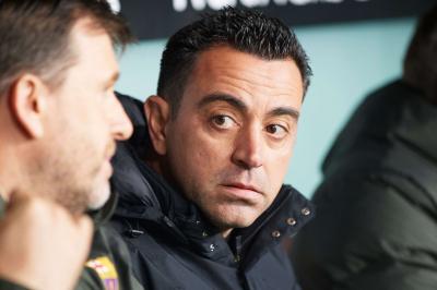 Xavi Hernández, en el banquillo de San Mamés (Foto: Cordon Press).
