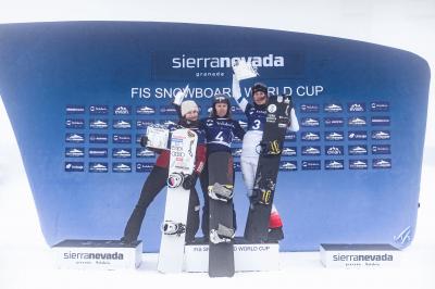 Charlotte Bankes, Eva Adamczykova y Chloe Trespeuch, en el podio.