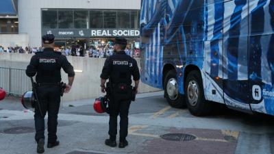 La Ertzaintza, junto al bus de la Real Sociedad (Europa Press)