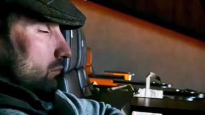 Sergio Rico, dormido en el cine (Foto: @albasilvat).