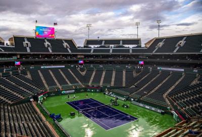 Pista mojada de la Indian Wells tras las fuertes lluvias (Foto: @tiempodetenis1).
