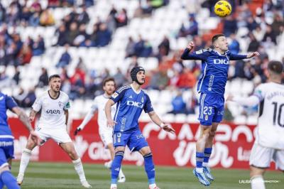 Bretones, a cabecear el esférico ante la mirada de Luismi (Foto: LaLiga).