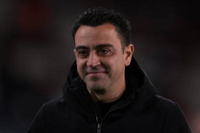 Xavi Hernández sonríe en la banda de Montjüic (Foto: Cordon Press).