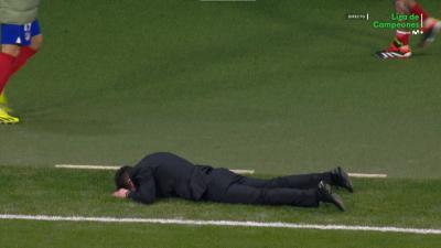 Simeone, tumbado en el césped tras la acción de Riquelme (Captura de la retransmisión de Movistar +)