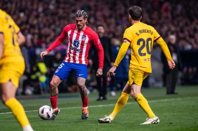 Rodrigo de Paul, ante Sergi Roberto en el Atlético-Barcelona (Foto: Cordon Press).