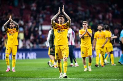 Robert Lewandowski aplaudiendo a la afición del Barça (Foto: Cordon Press).