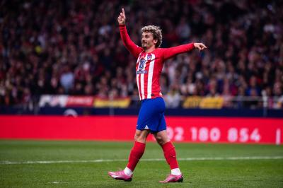 Antoine Griezmann dando instrucciones en un partido del Atlético (Foto: Cordon Press).