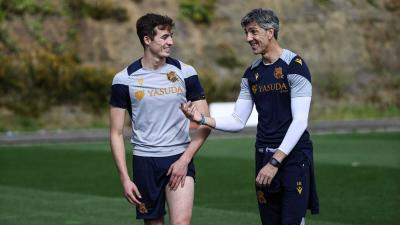 Imanol Alguacil habla con Jon Pacheco en Zubieta (Foto: Real Sociedad).