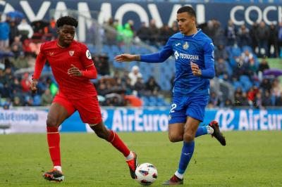 Agoumé presiona a Greenwood en el Getafe-Sevilla.