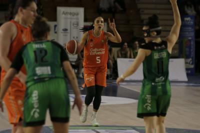Valencia Basket resuelve desde el triple ante Kutxabank Araski (79-91)