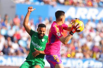 Edgar Badia en el Zaragoza - Elche (Foto: LALIGA).