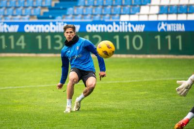 Giuliano Simeone dispara en un entrenamiento del Alavés (Foto: CDA).