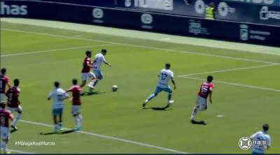 Momento en que Víctor cae dentro del área y La Rosaleda pide penalti.