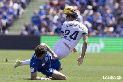 Robin Le Normand pelea por un balón en el Getafe-Real Sociedad (Foto: LaLiga).