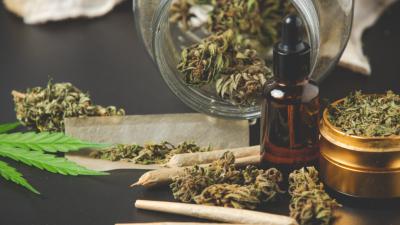Cannabis y otros productos elaborados a raíz de esta planta (Freepik)