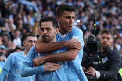 Bernardo Silva celebra un gol con Rodri (FOTO: Cordón Press).