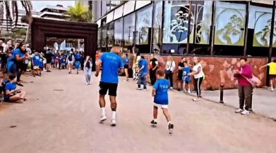Jesé Rodríguez, cruzando la línea de meta junto a su hijo Nyan (jeserodriguez10)