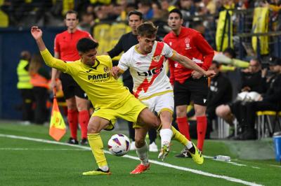 Ilias Akhomach pelea un balón con Josep Chavarría en el Villarreal-Rayo (Foto: EFE).