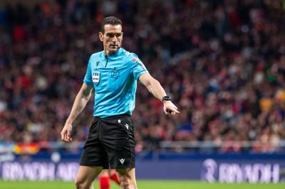 Martínez Munuera, en el Atlético-Athletic (FOTO: Cordón Press).