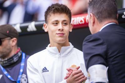 Arda Güler, antes de arrancar el Real Madrid-Cádiz (Foto: Cordon Press).