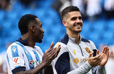 Becker y André Silva aplauden a la afición tras ganar a Las Palmas (Foto: Real Sociedad).
