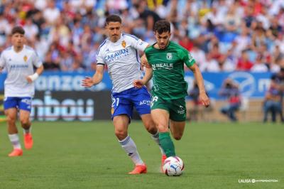Toni Moya defendiendo para robarle el balón a Curro Sánchez (Foto: LALIGA Hypermotion)