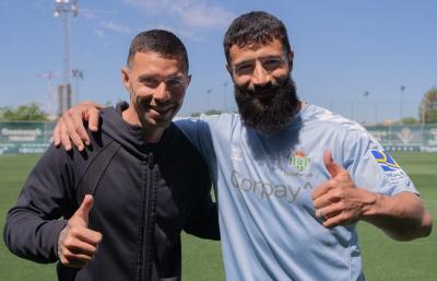 Rubén Castro y Nabil Fekir posando juntos. (Foto: @RealBetis)