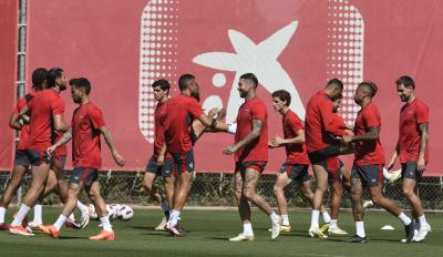 La plantilla del Sevilla, durante la sesión del viernes (Foto: Kiko Hurtado).