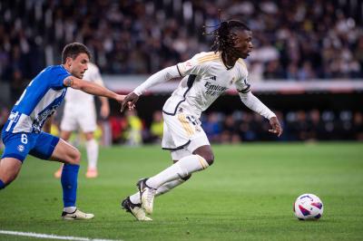 Eduardo Camavinga controla el balón en el Real Madrid-Alavés (Foto: Cordon Press).