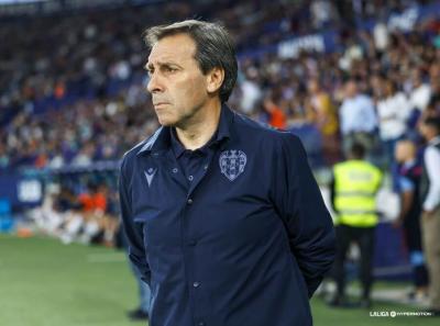Felipe Miñambres, en su dualidad de funciones como entrenador y director deportivo (Foto: LUD).