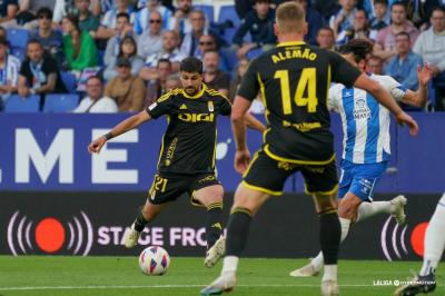 Pomares pasa un balón en el Espanyol - Oviedo (Foto: LALIGA).