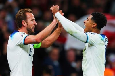 Harry Kane y Jude Bellingham celebran un gol con Inglaterra.